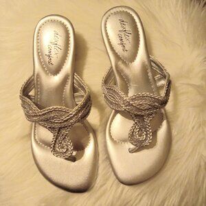 Dexflex Comfort Flip Flop Silver Chain Knot Design EUC Size 6.5 W